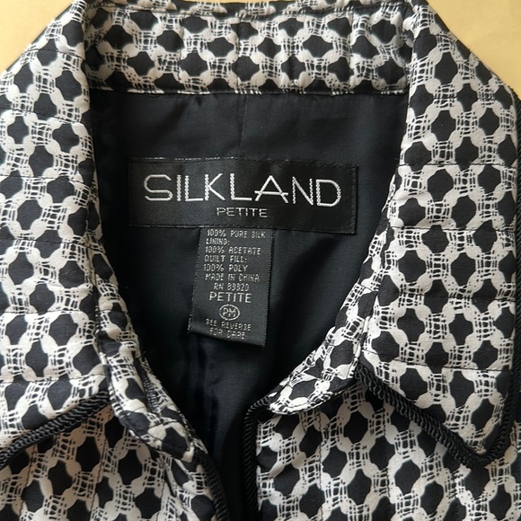 NEW ARRIVAL💖SILKLAND geometric design jacket with growgrain trim on collar - Picture 3 of 3